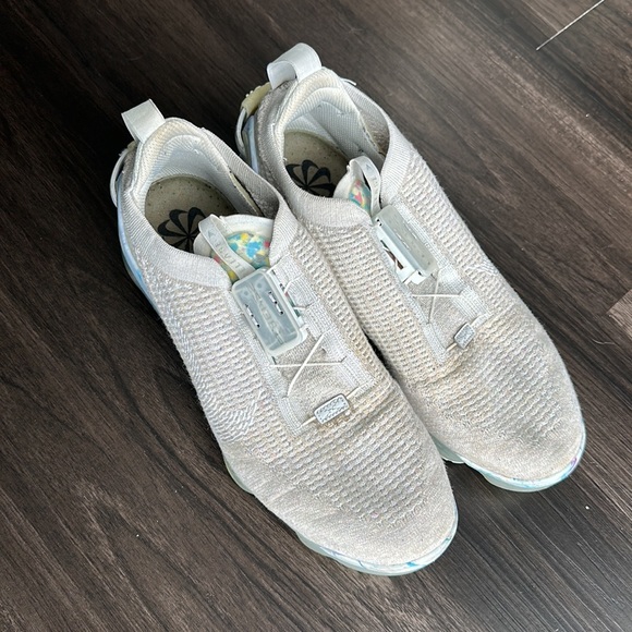 Nike Air Vapormax Flyknit Sneakers - Picture 3 of 9